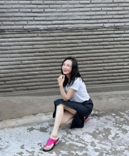 "58세 맞아?" 배우 채시라가 증명한 '화이트 티셔츠에 핫핑크' 50대 미니멀 스타일링의 정석