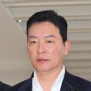 '尹 체포 방해' 김성훈 전 경호차장 징역 5년·박종준 전 처장 징역 4년 법정구속