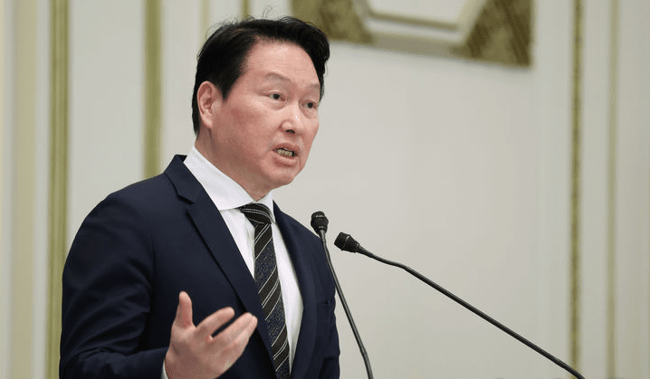 <b>SK</b> 회장, 美 <b>나스닥</b> 오프닝벨 ‘타종’…“<b>SK하이닉스</b> <b>상장</b>... 