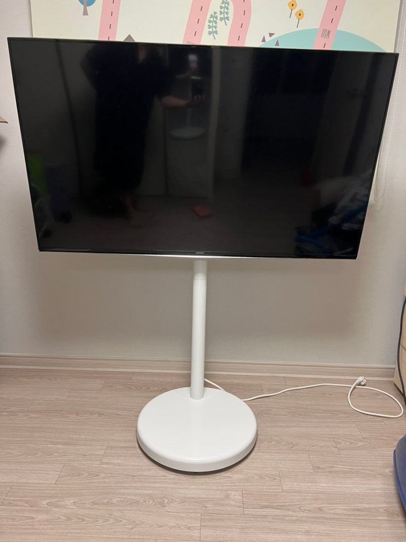 거실인테리어 삼성 무빙스탠드 티비 55인치 4k 거치대 후기 벽 타공 없이 설치 안방까지 자유....