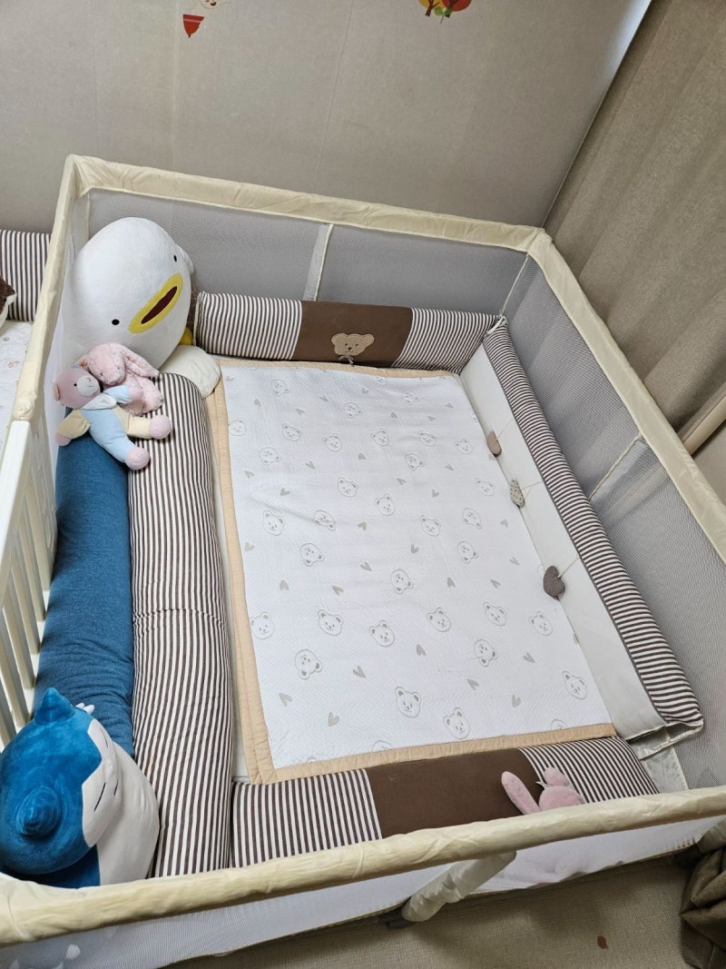 코넘 휴대용 아기침대가드. 비비엔다 특대형 범퍼침대에 호환가능해요.