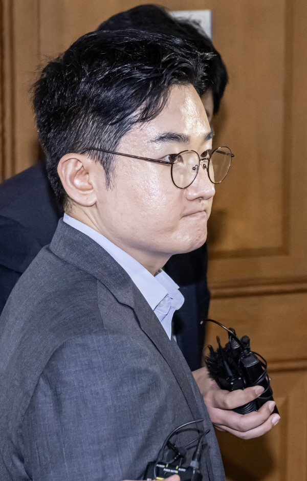 '음료 테러 <b>자작극</b>' <b>정이한</b> 범행 공모 인정... “선거에 도움받으려"