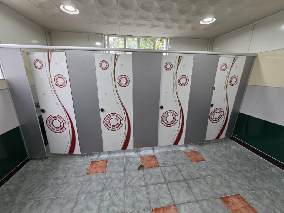 제주서귀포 화장실 안심스크린 서귀포산업과학고등학교 상·하부 스크린 설치 사례