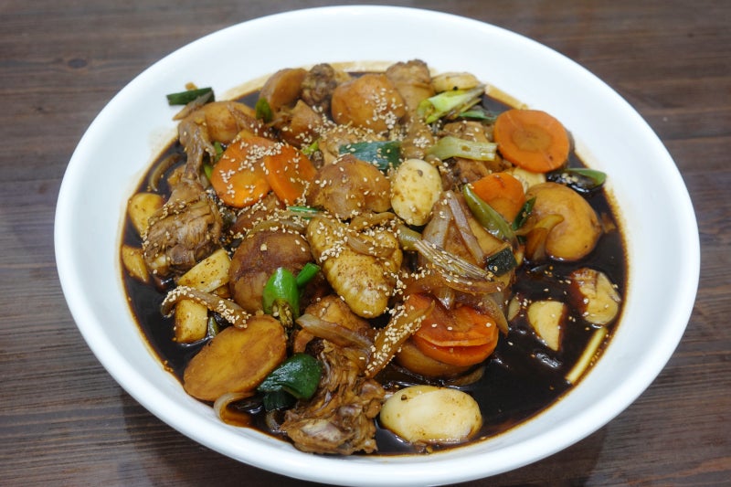 [오늘 저녁 뭐 먹지?] 안동 안동찜닭 레시피, 시판 노두유 소스로 색감 잡고 불린 당면 사리 ....