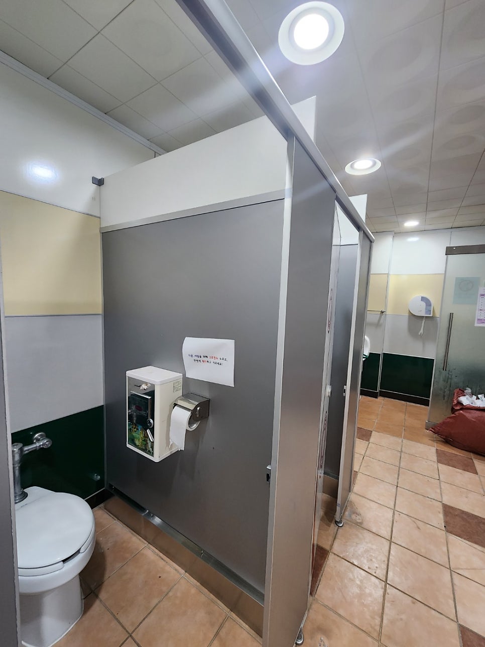 제주서귀포 화장실 안심스크린 서귀포산업과학고등학교 상·하부 스크린 설치 사례