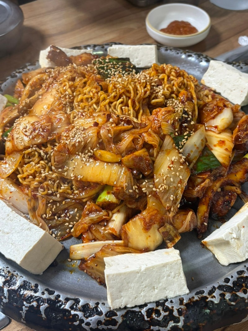 용답동 맛집 통돼지두루치기 김치찌개전문점 평일 저녁에도 웨이팅 있는 인기 맛집