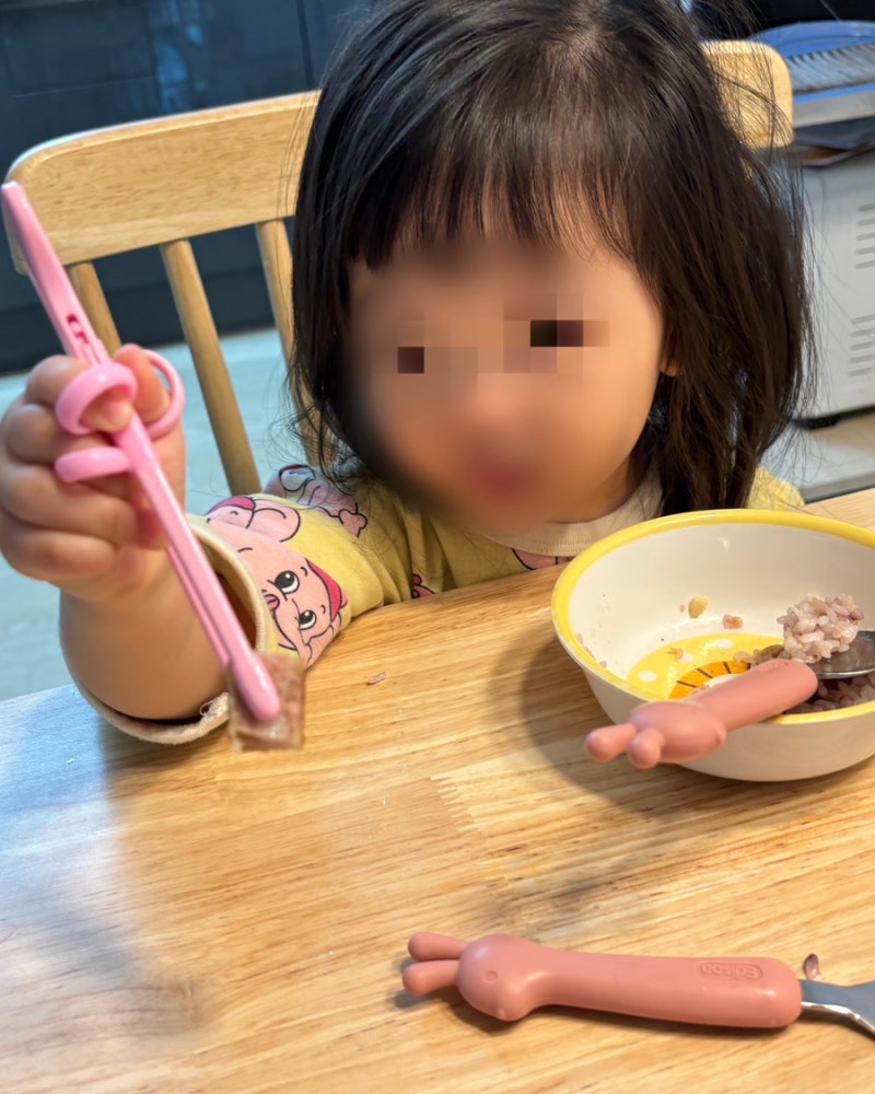 아기 젓가락 사용 시기 : 언제부터 연습하면 좋을까?에디슨 뽀로로 미니젓가락 사용했어요.