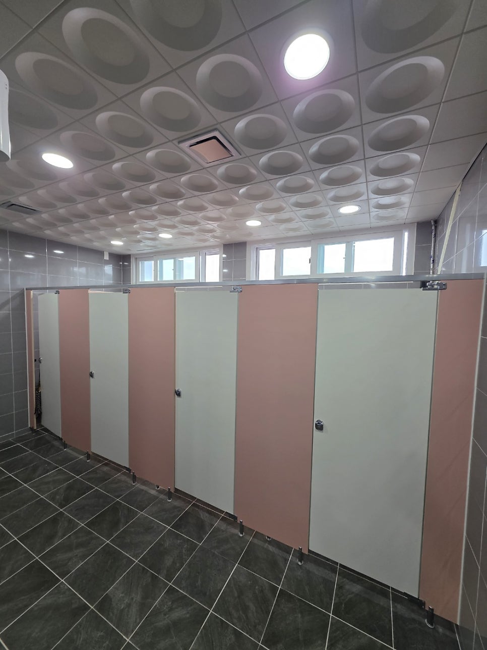 제주서귀포 화장실 안심스크린 서귀포산업과학고등학교 상·하부 스크린 설치 사례