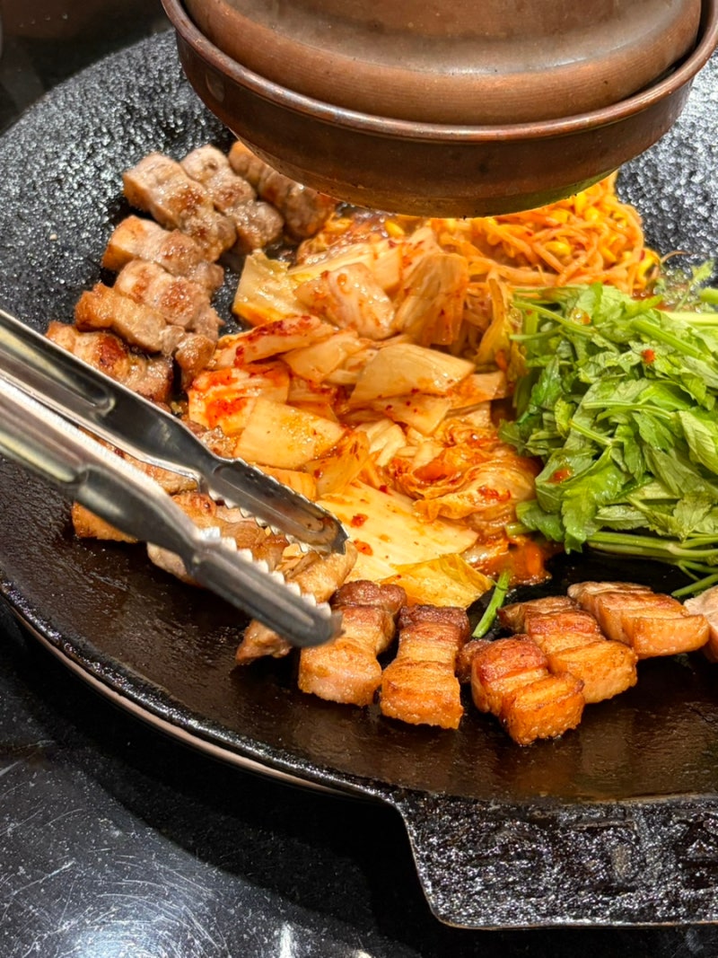 구워져나오는 서산호수공원 삼겹살 맛집