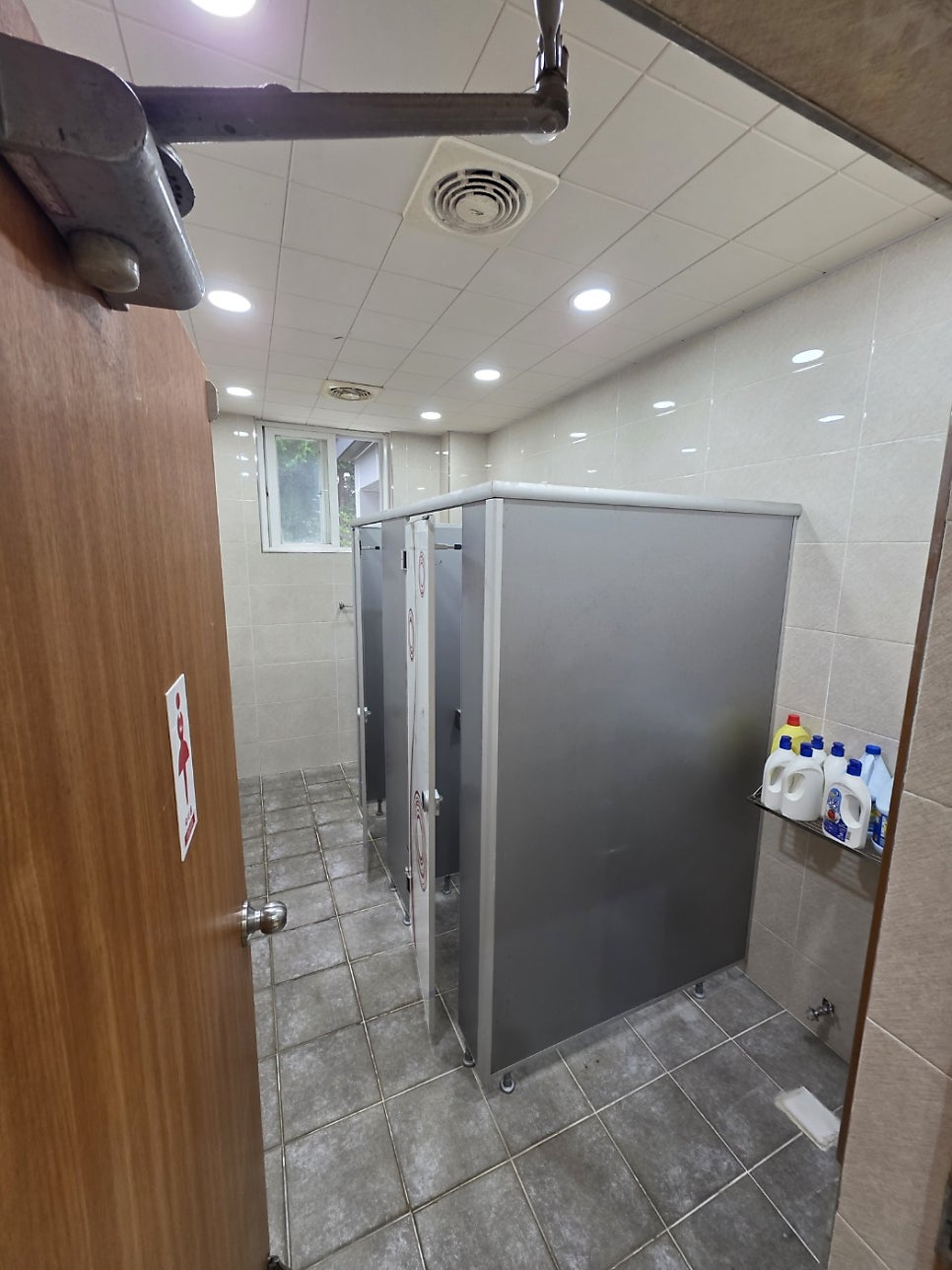 제주서귀포 화장실 안심스크린 서귀포산업과학고등학교 상·하부 스크린 설치 사례