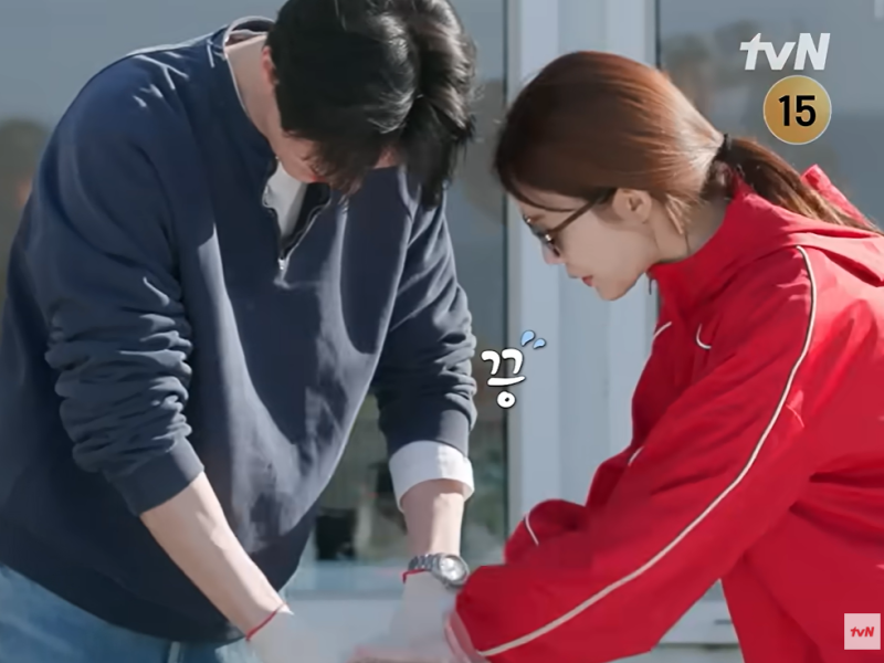도깨비 10주년 여행 ●유인나 코치 바람막이 ●착장정보(선글라스, 가방, 티셔츠)