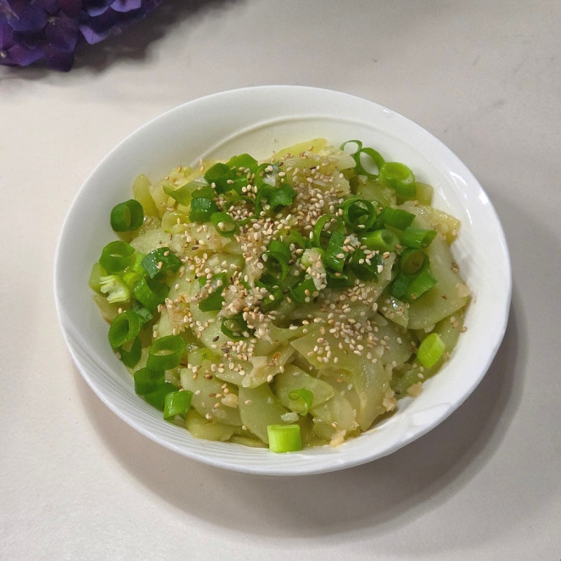 여름 반찬 찾는다면, 아삭한 노각볶음 어때요?