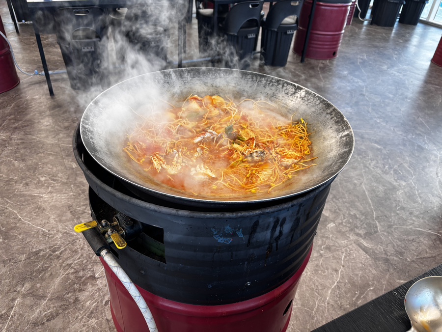 연평도 꽃게품은닭볶음탕 드럼통솥뚜껑 오이도거북섬점 사진 1