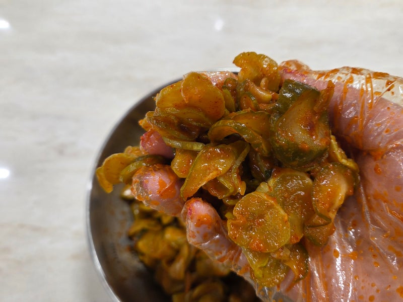 오이지 맛있게 무치는 법(짜지 않고 감칠맛 폭발하는 황금비율)