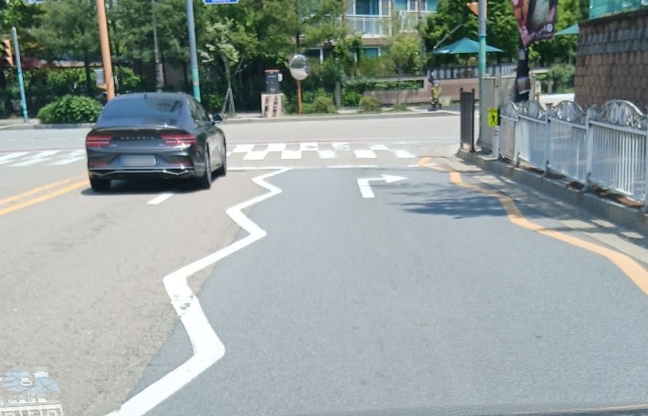 여긴 왜 차선을 구불구불하게 그려놨어? #지그재그 차선