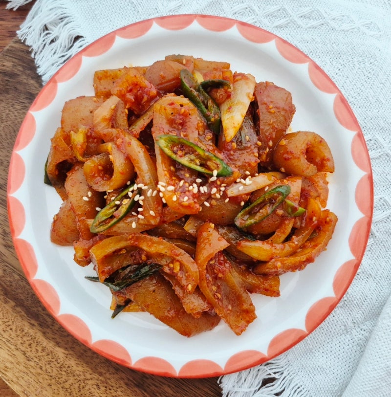 인기 술안주! 쫀득한 돼지껍데기 볶음 매콤 양념 레시피