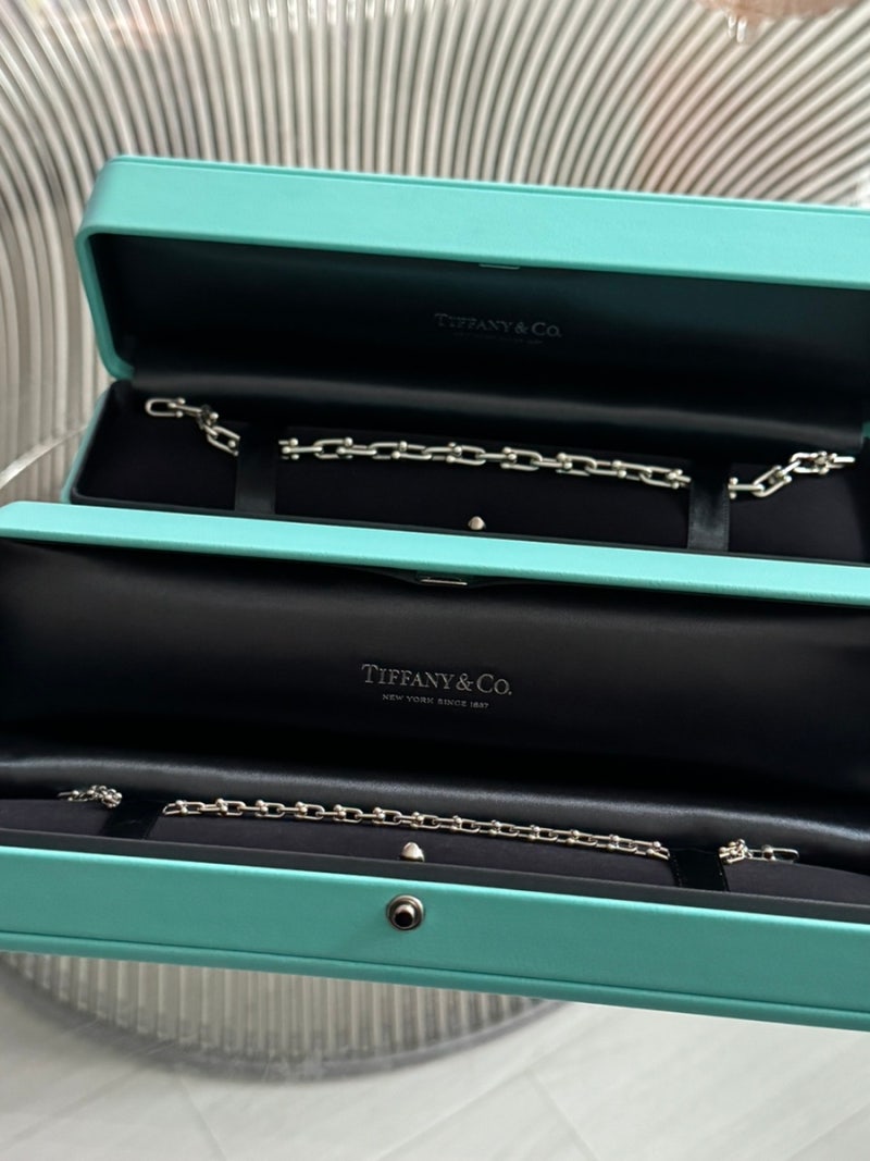 남녀 모두 잘 어울리는 커플팔찌 I TIFFANY&CO 티파니앤코 하드웨어 브레이슬릿