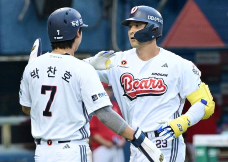 78억 FA도 밀어냈다…두 번의 2군행→7월 타율 0.429 대폭발! 두산이 웃는 진짜 이유는 강승호였....