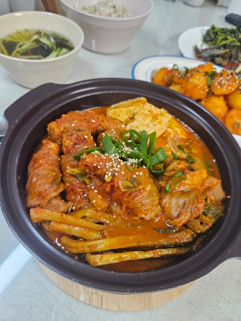 돼지등갈비 묵은지찜 등갈비요리 개운한 밥도둑 김치찜 만들기