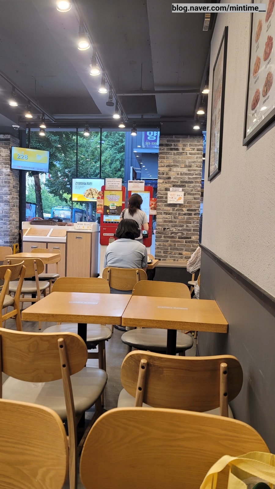 맘스터치 이대점 사진 1