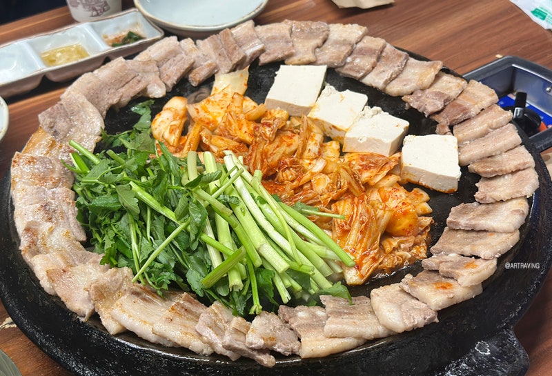 명동 고기집 - 솥뚜껑에 구워 먹는 미나리삼겹살 무쇠김치삼겹 명동점