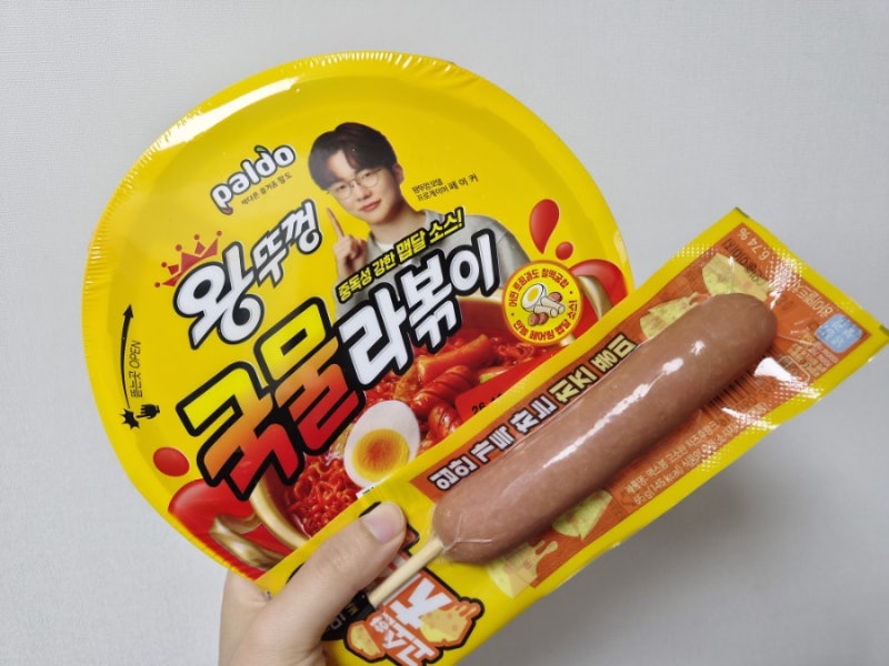 SNS 화제의 레시피! 왕뚜껑 국물라볶이를 더 맛있게 먹는 편의점 치즈소시지&달걀 꿀조합