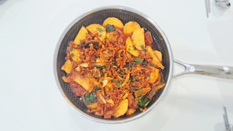 오리주물럭 레시피, 감자 넣어 더 맛있는 집밥 만드는 법