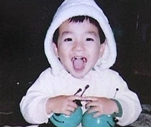 “군 복무 중 들려온 가족 3명의 비보...” 불우한 유년 시절 딛고 끝내 국민 아이돌 리더가 ....