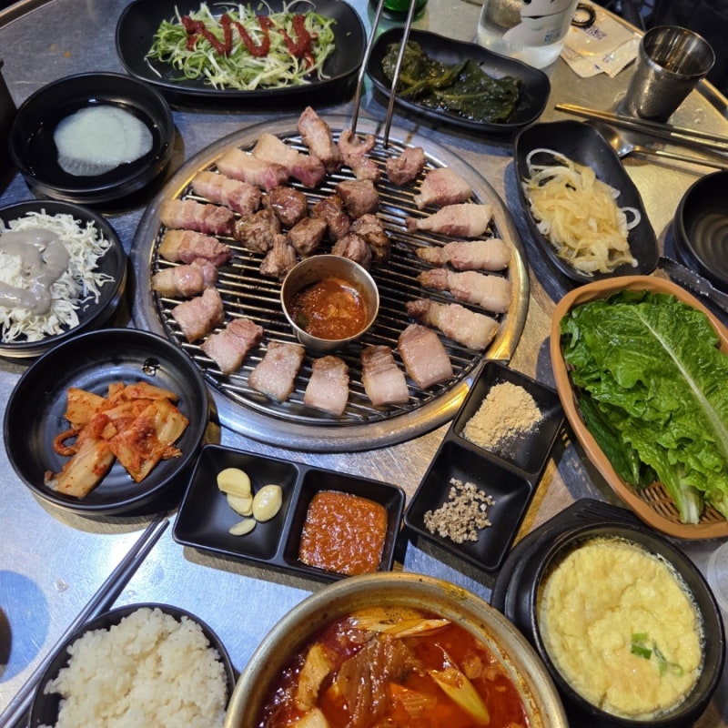 제주 함덕 고기집 함덕흑돼지연탄구이 연탄에 초벌되어 나오는 흑돼지맛집 (ft.무한김찌)