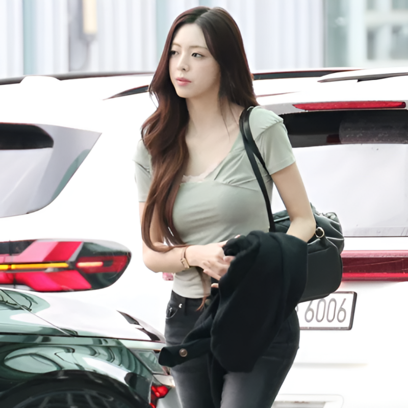 "골반 미녀" 있지 유나 감탄 쏟아진 공항 청바지 핏