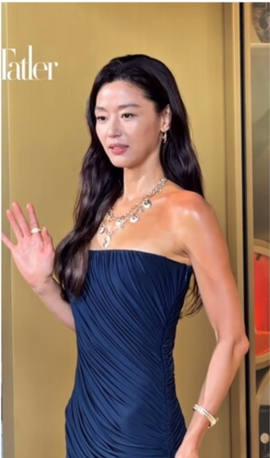 홍콩서 손 흔든 뒤 뉴욕 영화제로, 전지현, 뉴욕 뒤집은 여신 아우라 홍콩서 포착된 태닝 피....