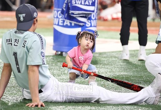 야구보다 이 장면이 더 화제였습니다, 박찬호 딸 박새얀이 하필 '한화' 마스코트와 인사한 진....