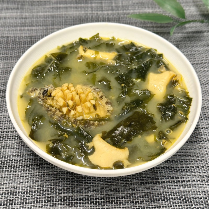 "진한 내장" 전복미역국 레시피, 고무 식감 방지하는 시간차 불조절