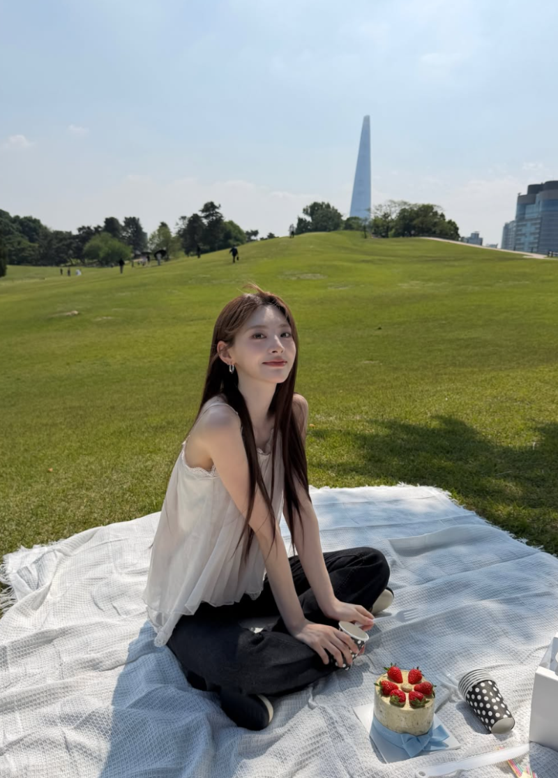 [셀럽패션] 스테이씨 세은 인스타그램 패션! 썬번프로젝트 레이스 슬리브리스 블라우스 어디....