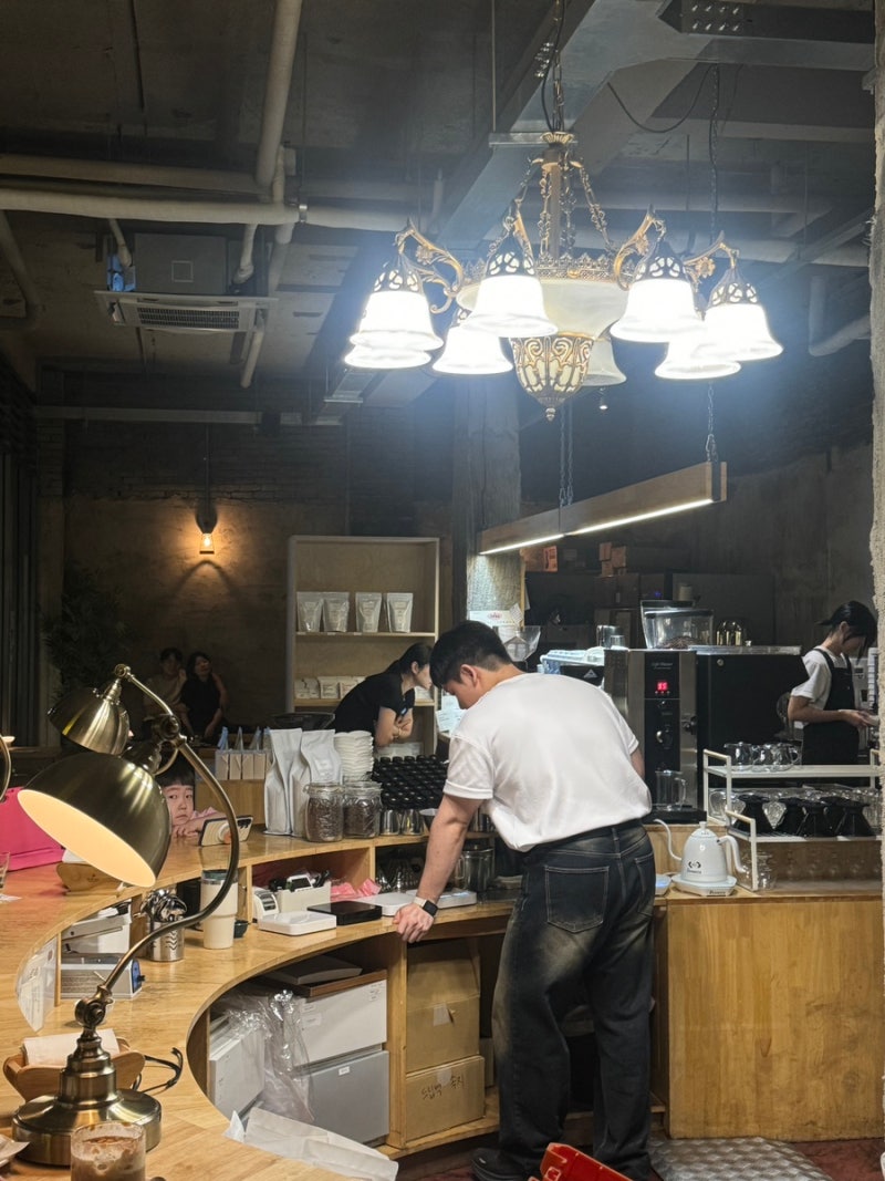 [광주/쌍촌동 카페] 화이트셔츠커피 : 쌍촌역 분위기 좋은 로스터리 맛집! 혼커·소개팅 성지 ....