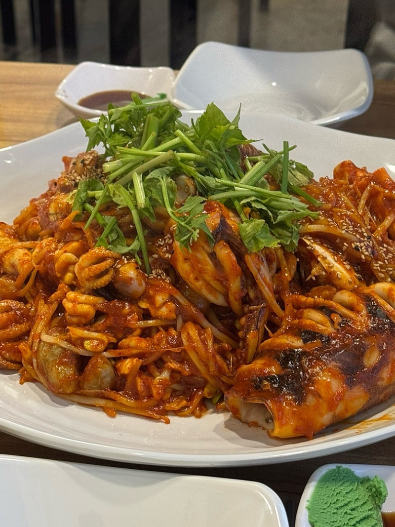 울산 해물찜 맛집 삼산 독도해물알찜 매장 식사