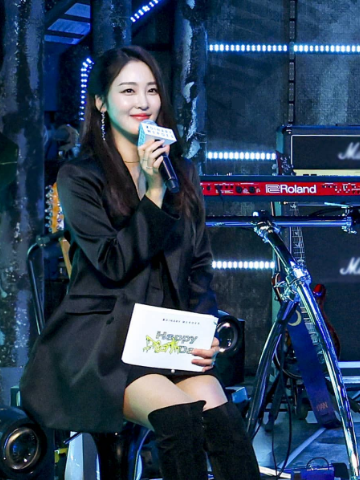 "아이돌 쇼케이스 mc 퀸 완벽 복귀했다더니.." 하버드 출신 신아영 아나운서의 완벽 복귀