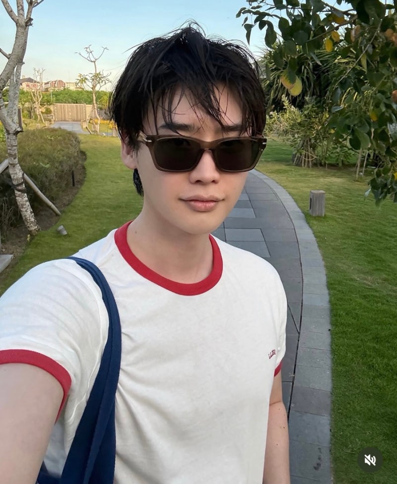 재혼황후 앞두고 휴양지 떠난 이종석, 레트로 링거티 사복