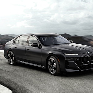 2026 BMW 7시리즈 740i xDrive M 스포츠 프로 올 블랙 에디션 | 어둠 속에서 빛나는 플래그십의 정점....