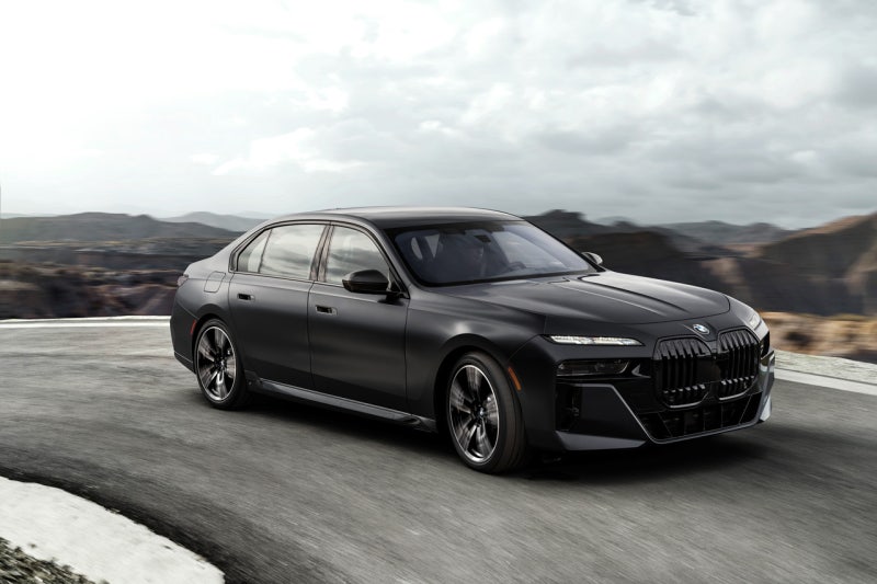 2026 BMW 7시리즈 740i xDrive M 스포츠 프로 올 블랙 에디션 | 어둠 속에서 빛나는 플래그십의 정점....