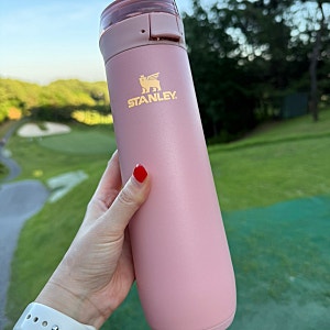 음료 샐걱정없이 휴대하기 좋은 스탠리 플로우스테이트 스프링 보틀 591ml