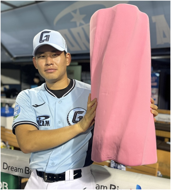 "130만 원짜리 스크류바 등장!" 롯데 김진욱, 올스타전 최고의 반전 퍼포먼스 비하인드