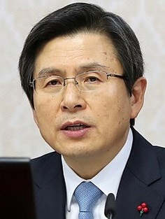 국회의원도 뚫지 못한 경기장 문, 30대 여성 홀로 막아선 24일의 기록… 업무방해죄로 따지면 ....