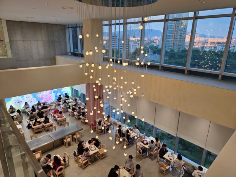 Jamsil Lotte World Mall Cafe Knotted: Large Space with Seokchon Lake View
