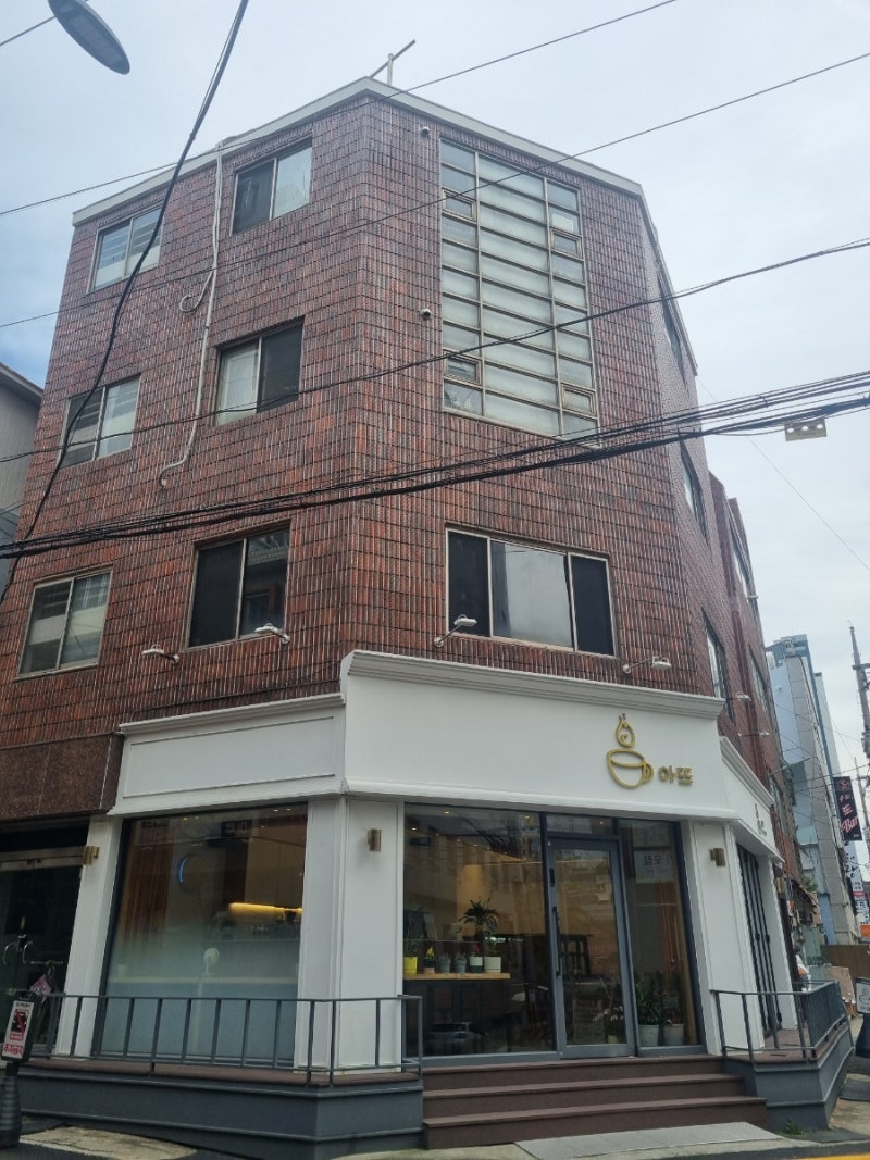 귀여운 지하아지트가 있는 양정 카페[아뜨]