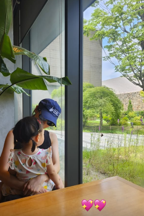 출산 후에도 그 몸매… 두 살 딸 안은 이연희 사진에 다들 같은 말 했다