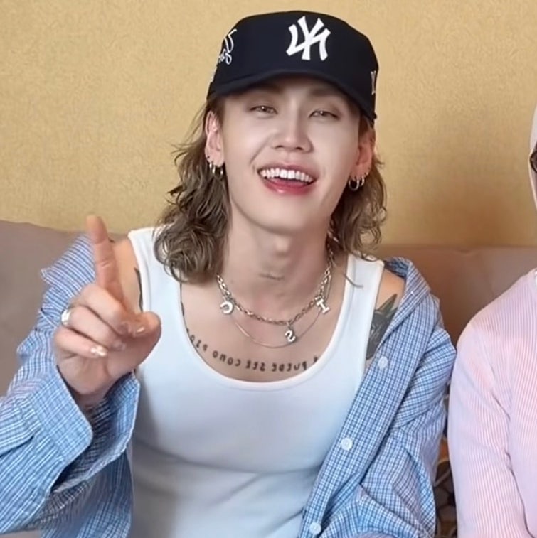 [브랜드살롱] 비투비 출신 정일훈 근황 패션｜인도네시아 스케줄 속 더씽인데어데어 체크 셔....