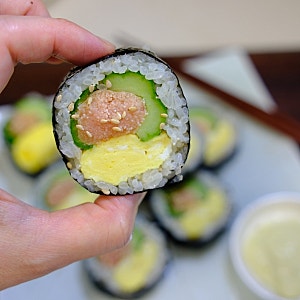 제철 오이로 만드는 여름별미 명란 오이 김밥 레시피