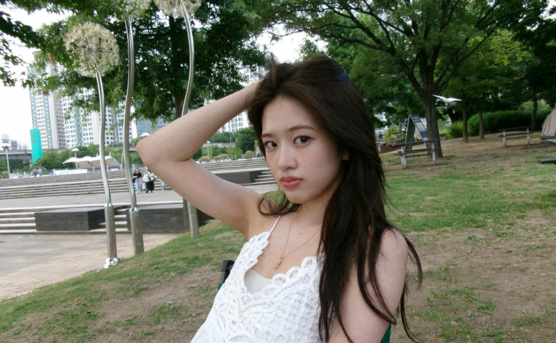 IVE An Yu-jin's Summer OOTD: Making a 30,000 Won Zara Sleeveless Top Look Like Luxury