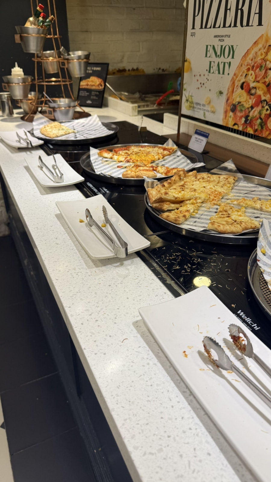 애슐리퀸즈 서울대입구점 사진 2